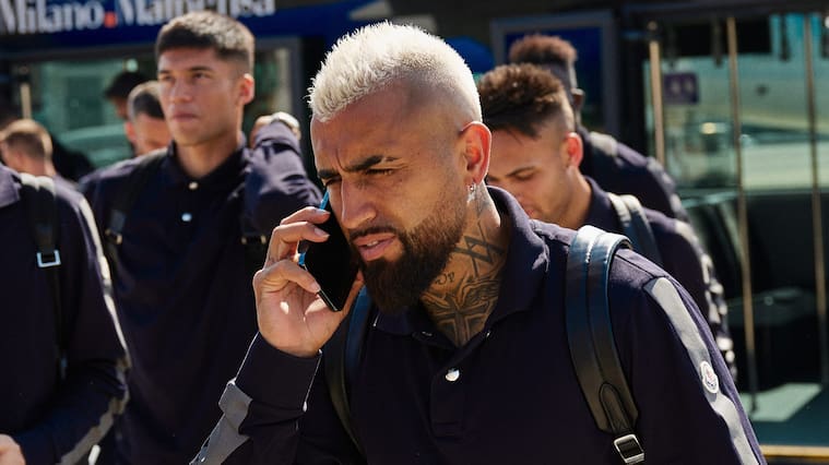 MILAN, ITALY - MAY 10: Arturo Vidal of FC Internazionale boards a plane during the Inter travel to Rome for the Coppa Italia Final at Malpensa Airport on May 10, 2022 in Milan, Italy. (Photo by Mattia Ozbot - Inter/Inter via Getty Images)