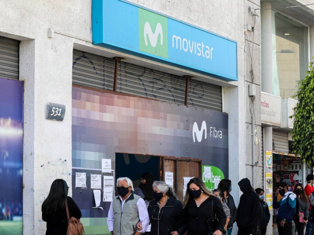A metros de La Moneda: sujetos roban $25 millones en celulares desde sucursal telefónica