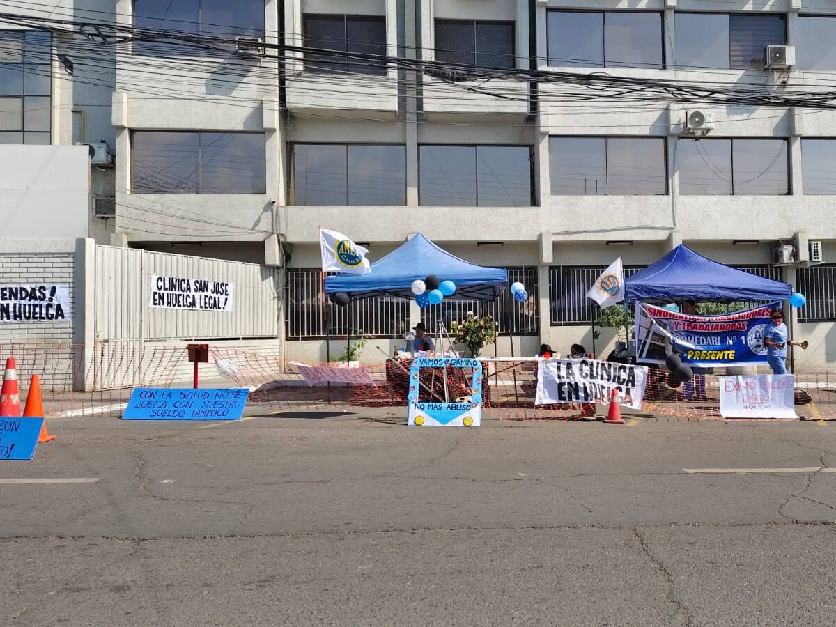 Trabajadores de Clínica San José de Arica inician huelga por malas condiciones laborales y problemas sanitarios