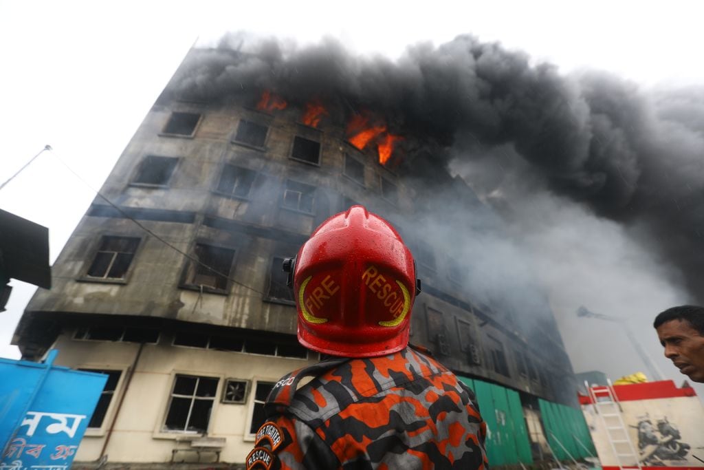 El incendio de una fábrica deja decenas de muertos en la ciudad de Daca