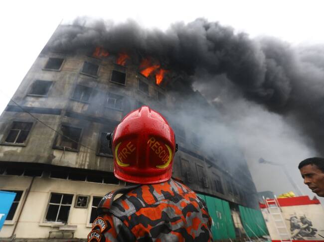 El incendio de una fábrica deja decenas de muertos en la ciudad de Daca