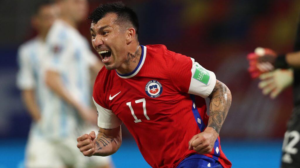 SANTIAGO DEL ESTERO, ARGENTINA - JUNE 03: Gary Medel of Chile celebrates the first goal of his team scored by teammate Alexis Sánchez (not in frame) during a match between Argentina and Chile as part of South American Qualifiers for Qatar 2022 at Estadio Unico Madre de Ciudades on June 03, 2021 in Santiago del Estero, Argentina. (Photo by Agustin Marcarian - Pool/Getty Images)