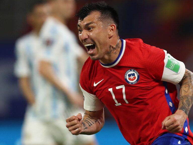 SANTIAGO DEL ESTERO, ARGENTINA - JUNE 03: Gary Medel of Chile celebrates the first goal of his team scored by teammate Alexis Sánchez (not in frame) during a match between Argentina and Chile as part of South American Qualifiers for Qatar 2022 at Estadio Unico Madre de Ciudades on June 03, 2021 in Santiago del Estero, Argentina. (Photo by Agustin Marcarian - Pool/Getty Images)