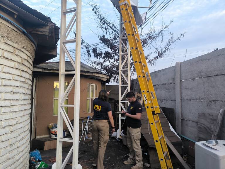 Fatal accidente en Quillota: hombre muere electrocutado mientras instalaba cartel publicitario