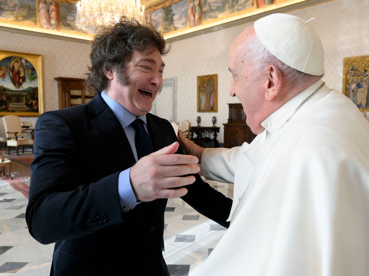 Alfajores, galletas de limón y más de una hora a puerta cerrada: Javier Milei y el Papa Francisco sostienen esperada reunión en el Vaticano