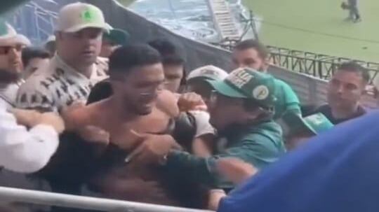 Barristas de Palmeiras agreden y desnudan a hincha de Flamengo dentro del estadio