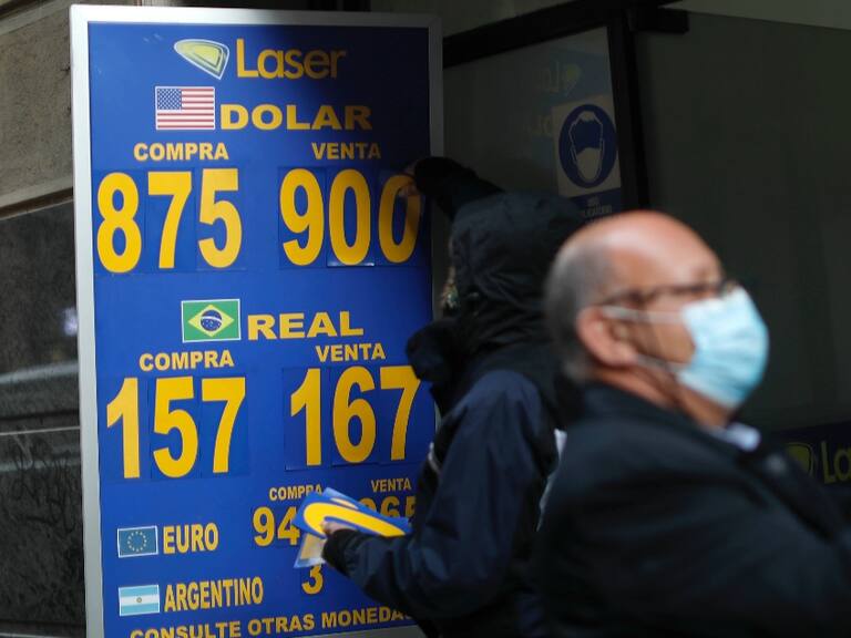 Dólar en Chile: divisa revierte tendencia a la baja y toca la frontera de los $900