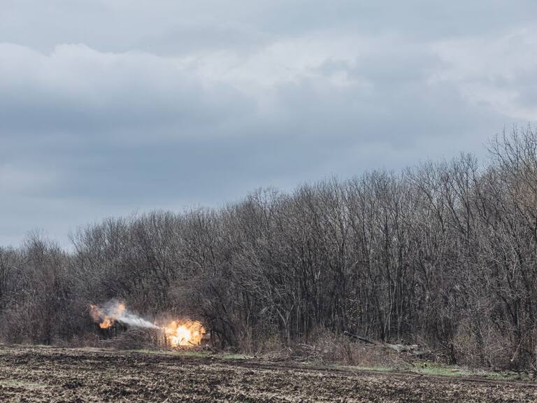 La artillería ucraniana dispara en el frente militar en el Donbás