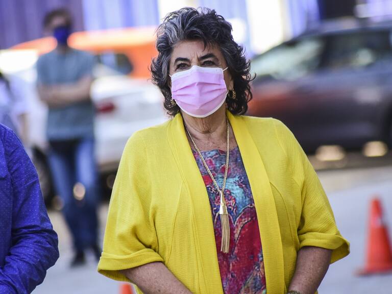 17 DE FEBRERO DE 2021 / VIÑA DEL MARAlcaldesa Virginia Reginato, durante punto de prensa realizado por la autoridad municipal para informar sobre oficio del Ministerio de Salud para garantizar Stock de Vacunas en la comuna, realizado en el Vacunatorio del Estadio Sausalito.
FOTO: MIGUEL MOYA / AGENCIAUNO