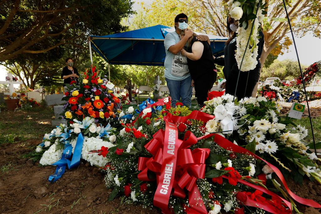 Familiares lloran la muerte de una víctima del Covid-19 en Rio Grande Valley