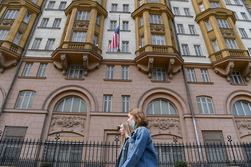 Dos mujeres caminan frente a la embajada de EEUU en Moscú