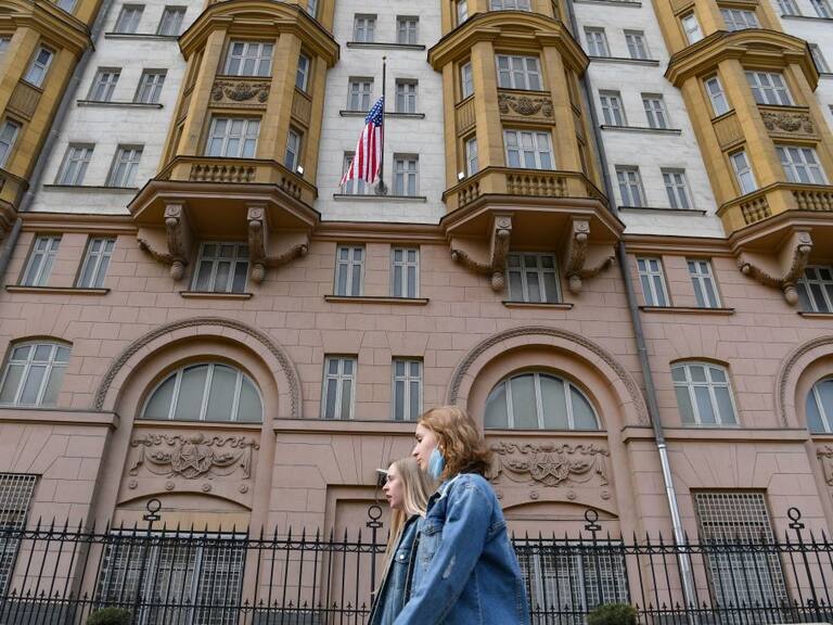 Dos mujeres caminan frente a la embajada de EEUU en Moscú