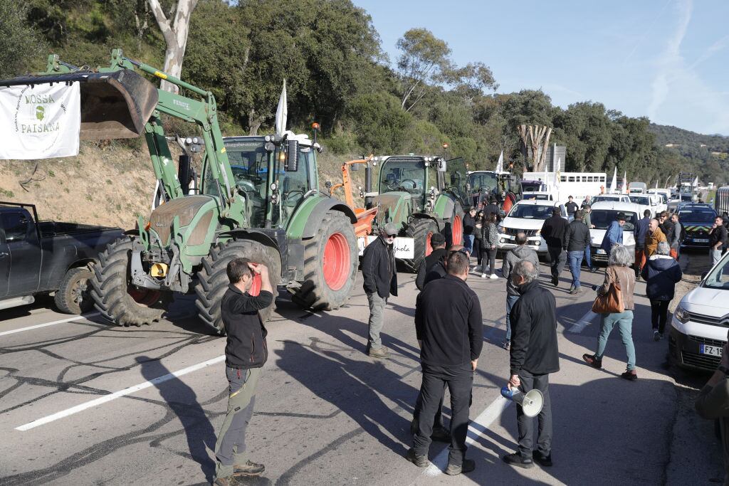 Los agricultores cortan diferentes rutas en Francia, en protesta por el acuerdo entre la Unión Europea y el Mercosur que perjudica al sector agrario europeo.