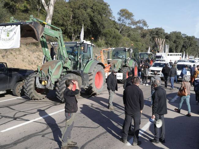 Los agricultores cortan diferentes rutas en Francia, en protesta por el acuerdo entre la Unión Europea y el Mercosur que perjudica al sector agrario europeo.