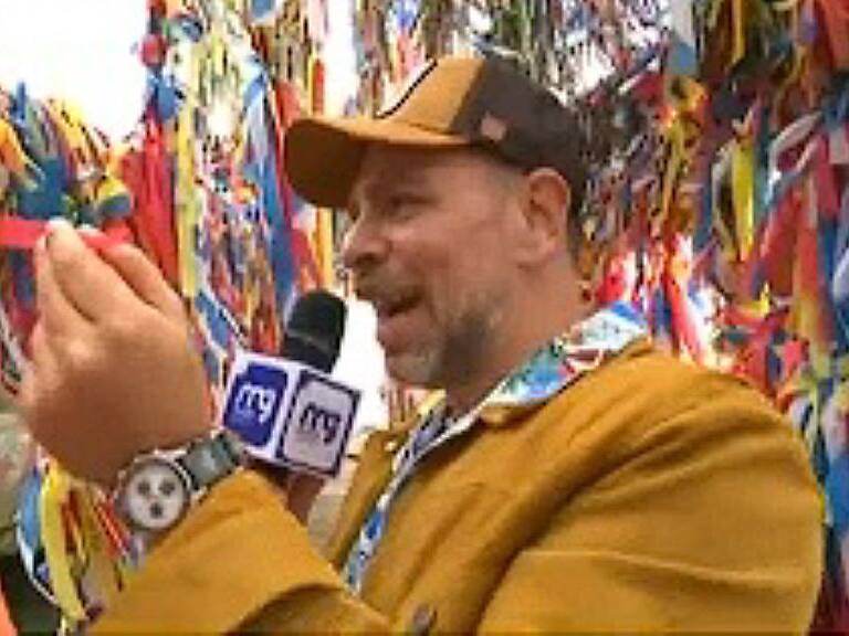 José Antonio Neme no puede ocultar su emoción al visitar el Puente de los deseos de Horcón: «Es súper heavy»