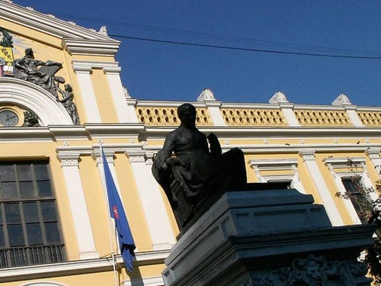 Estudiante afgana de la Universidad de Chile pidió ayuda para su familia que se encuentra en medio del conflicto en Kabul