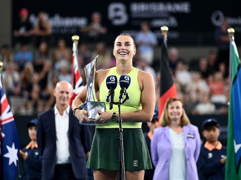 Le negaron el saludo por la guerra: Sabalenka se corona campeona en Brisbane y vive nuevo desaire de Kostyuk
