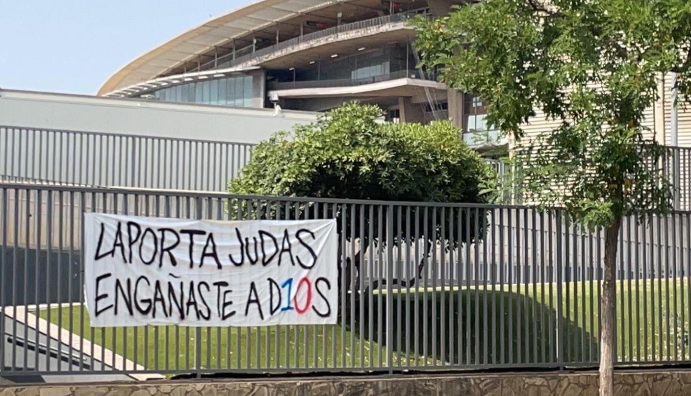 Joan Laporta fue recibido con pancartas en su contra en el Camp Nou