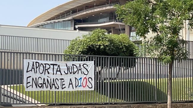 Joan Laporta fue recibido con pancartas en su contra en el Camp Nou