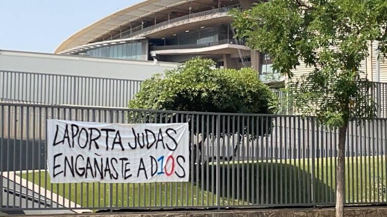 Joan Laporta fue recibido con pancartas en su contra en el Camp Nou