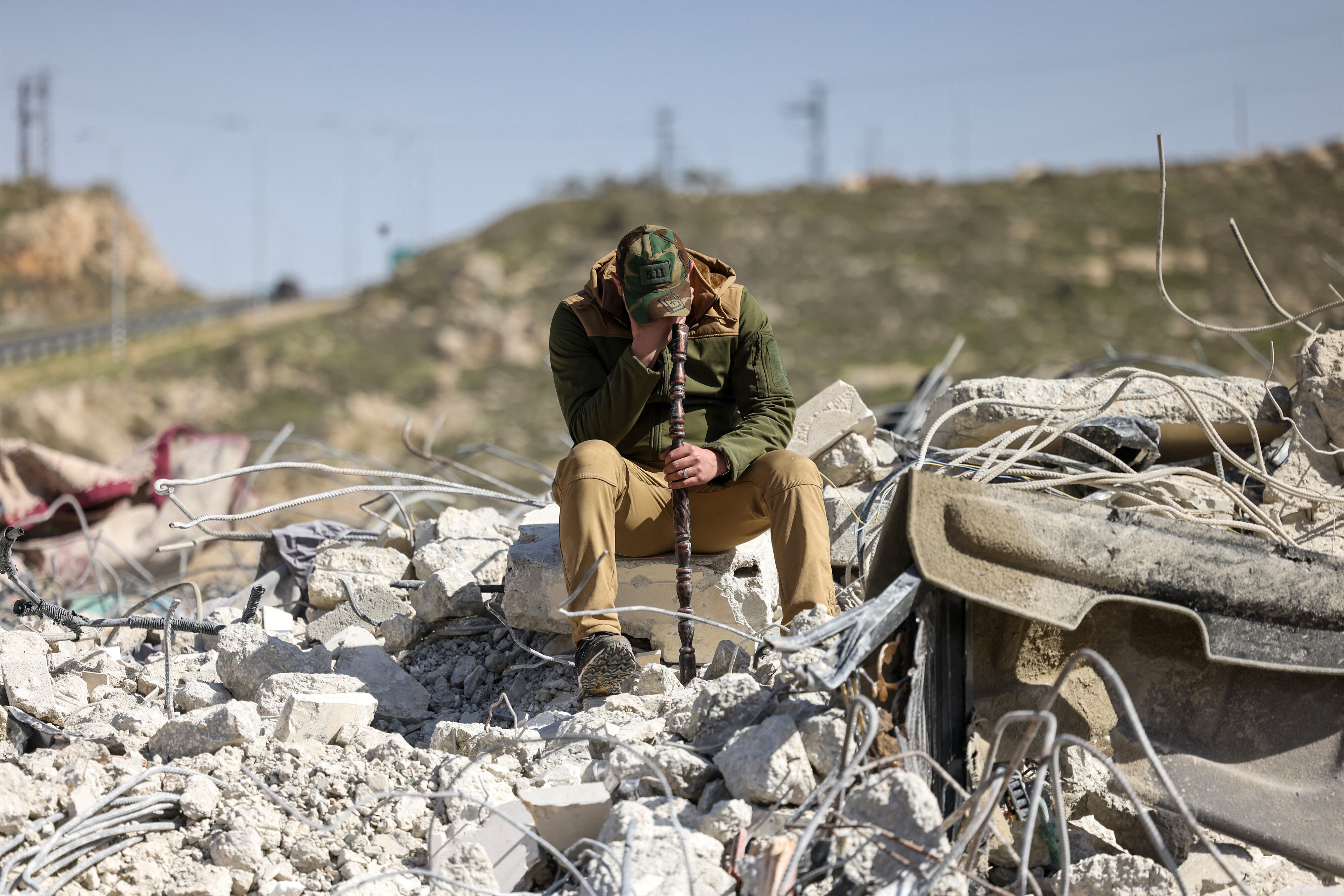 Un miembro de la familia Salhab llora sentado sobre los escombros de un edificio de departamentos después de que fuera demolido por bulldozers israelíes.(Foto de HAZEM BADER / AFP vía Getty Images)
