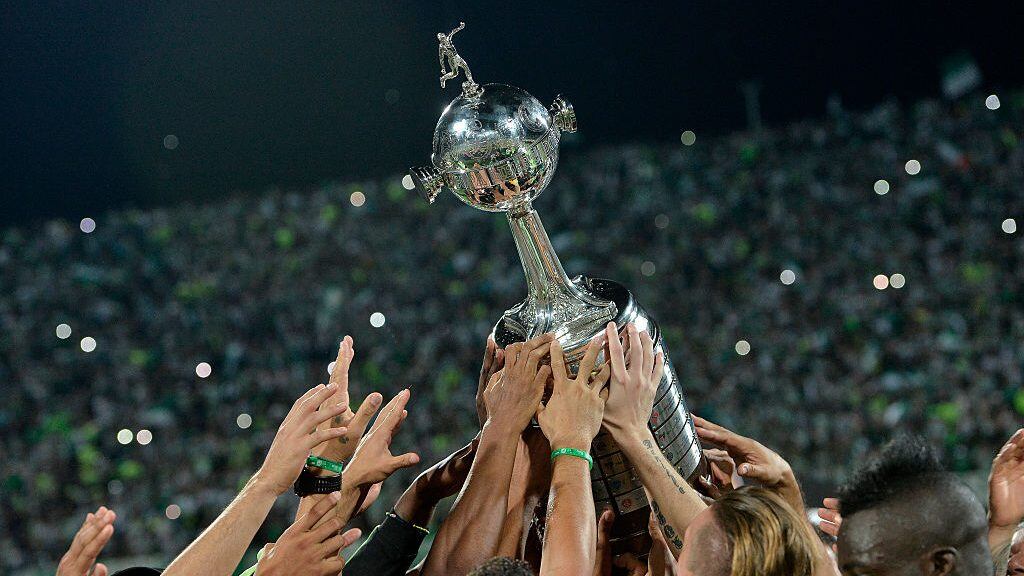 MEDELLIN, COLOMBIA - JULY 27:  Players of Atletico Nacional lift the trophy after a second leg final match between Atletico Nacional and Independiente del Valle as part of Copa Bridgestone Libertadores 2016 at Atanasio Girardot Stadium on July 27, 2016 in Medellin, Colombia. (Photo by Gabriel Aponte/LatinContent via Getty Images)