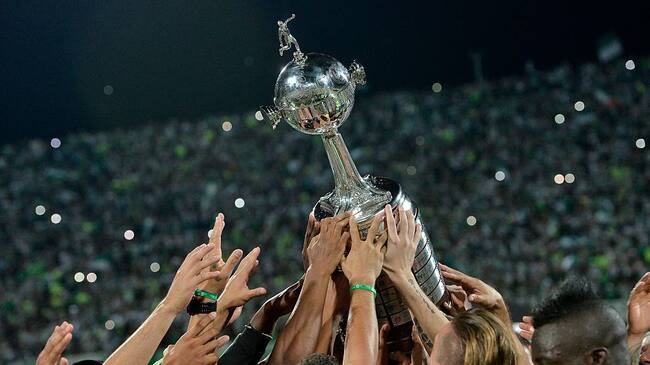 MEDELLIN, COLOMBIA - JULY 27: Players of Atletico Nacional lift the trophy after a second leg final match between Atletico Nacional and Independiente del Valle as part of Copa Bridgestone Libertadores 2016 at Atanasio Girardot Stadium on July 27, 2016 in Medellin, Colombia. (Photo by Gabriel Aponte/LatinContent via Getty Images)