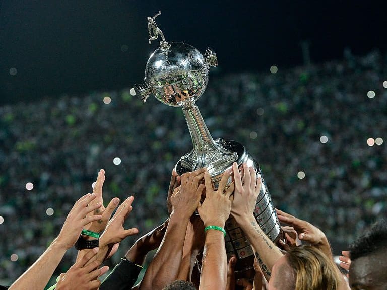 MEDELLIN, COLOMBIA - JULY 27:  Players of Atletico Nacional lift the trophy after a second leg final match between Atletico Nacional and Independiente del Valle as part of Copa Bridgestone Libertadores 2016 at Atanasio Girardot Stadium on July 27, 2016 in Medellin, Colombia. (Photo by Gabriel Aponte/LatinContent via Getty Images)