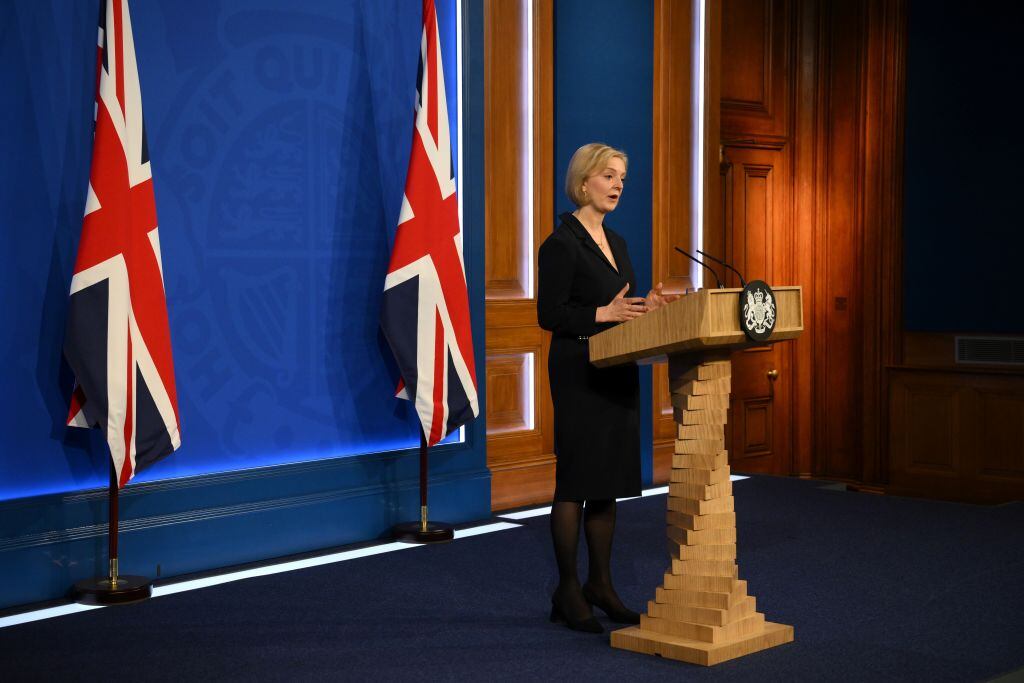 La primera ministra del Reino Unido, Liz Truss, ante la prensa