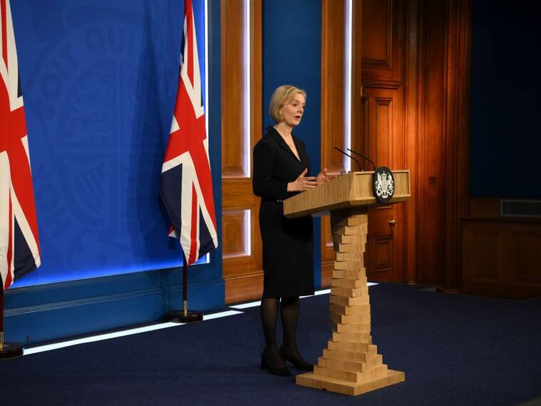 La primera ministra del Reino Unido, Liz Truss, ante la prensa
