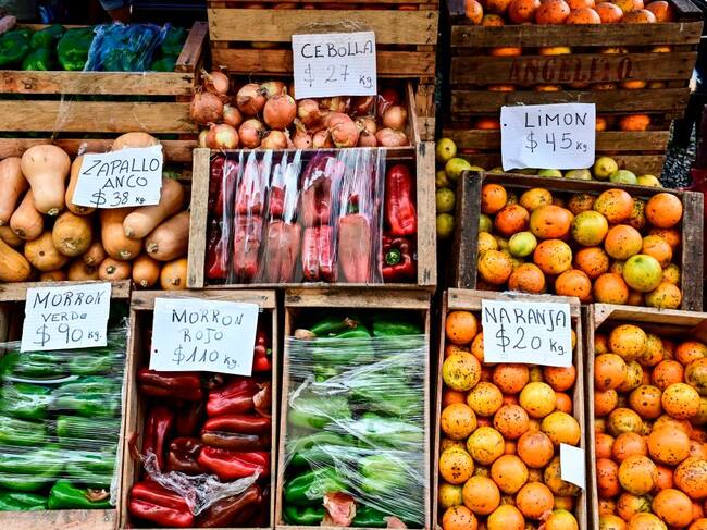 Un puesto de frutas y verduras en un local de comida de Buenos Aires