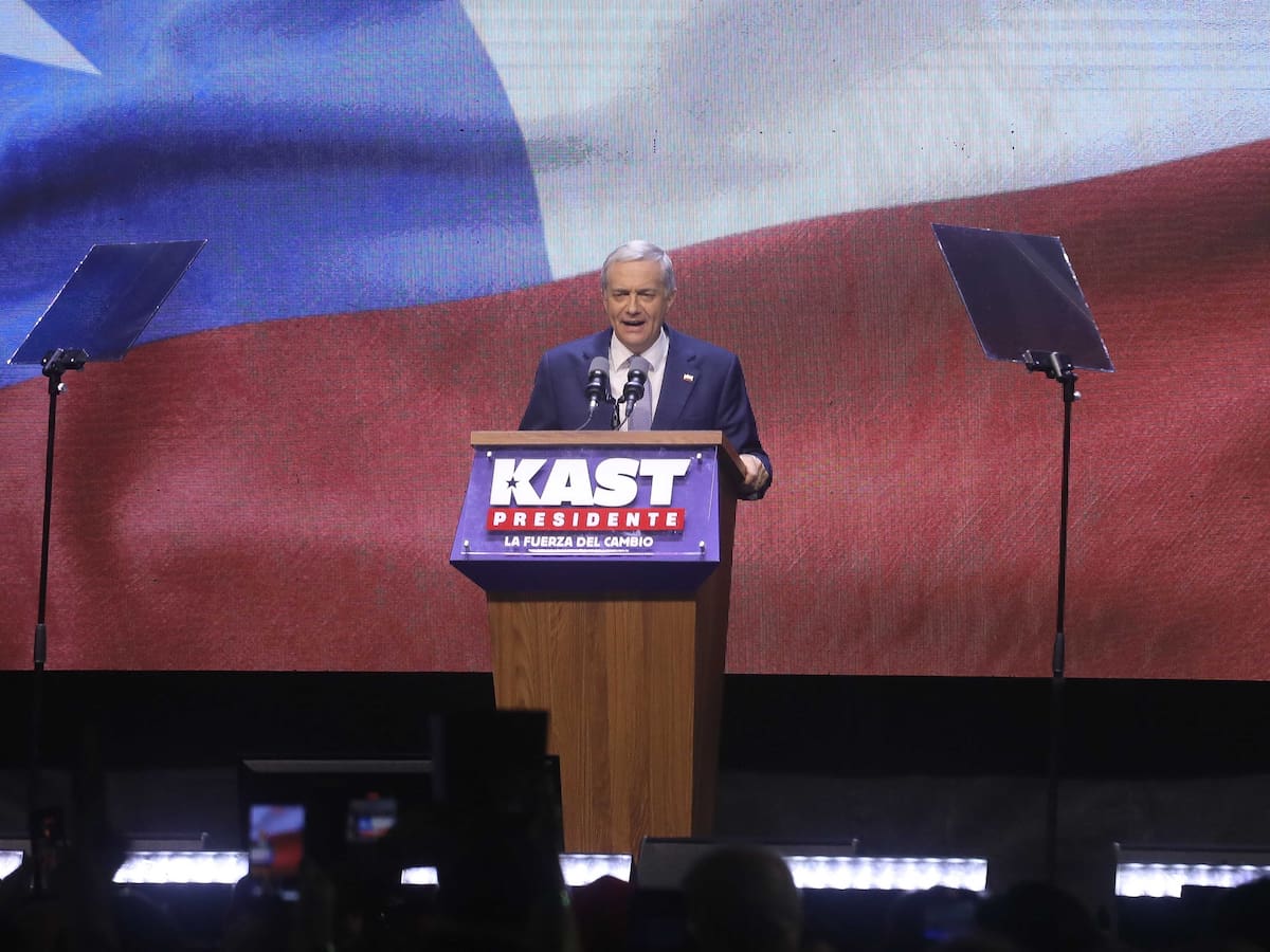 Pifias en plena celebración: Kast frena a sus propios adherentes durante su discurso de triunfo
