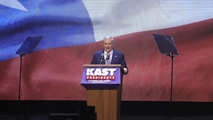 Pifias en plena celebración: Kast frena a sus propios adherentes durante su discurso de triunfo