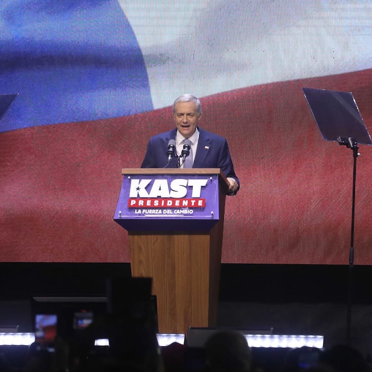 Pifias en plena celebración: Kast frena a sus propios adherentes durante su discurso de triunfo