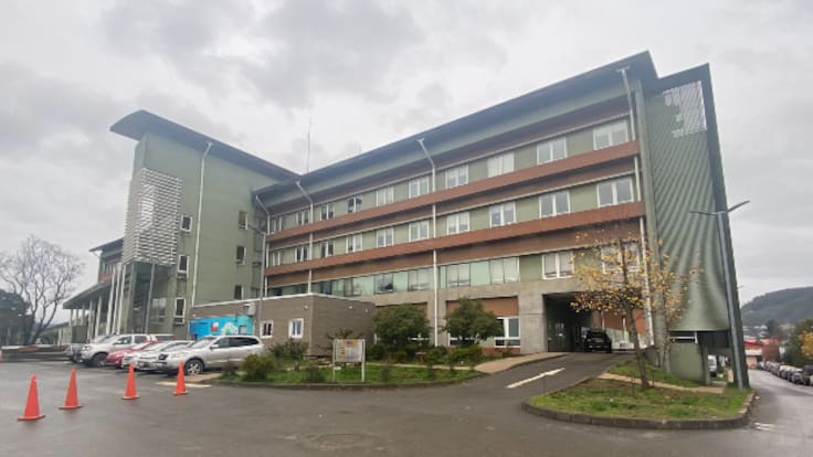 Paciente de 68 años muere tras caer desde cuarto piso en Hospital de Curanilahue