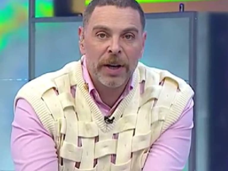 ¡Sin piedad! José Antonio Neme sacó chispas con su extraño look para enfrentar la lluvia