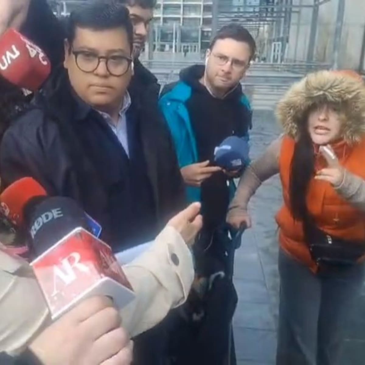 “Ladrona, estafadora y corrupta”: Cathy Barriga es increpada a la salida del Centro de Justicia