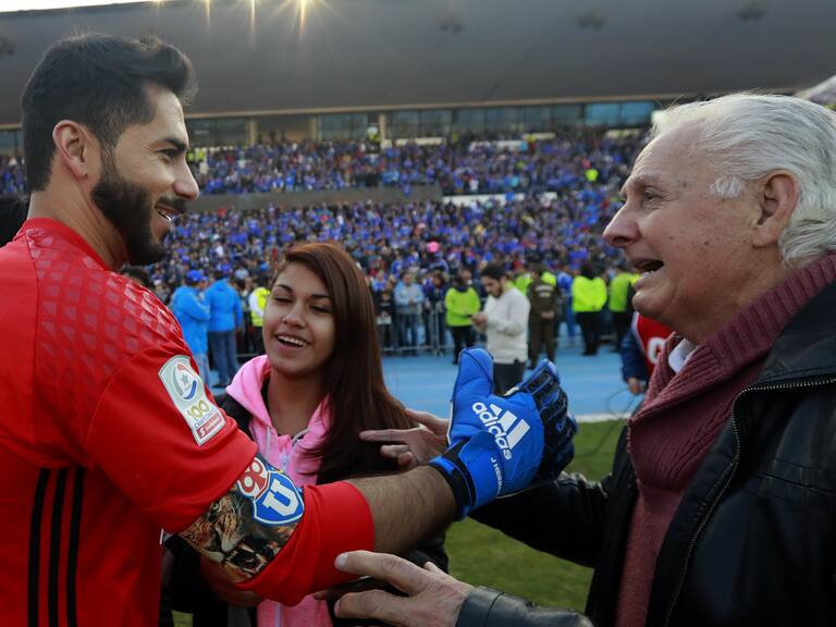 Un emocionado Johnny Herrera recordó a Leonel Sánchez: «Se nos va un viejo lindo, lo pude conocer bien»