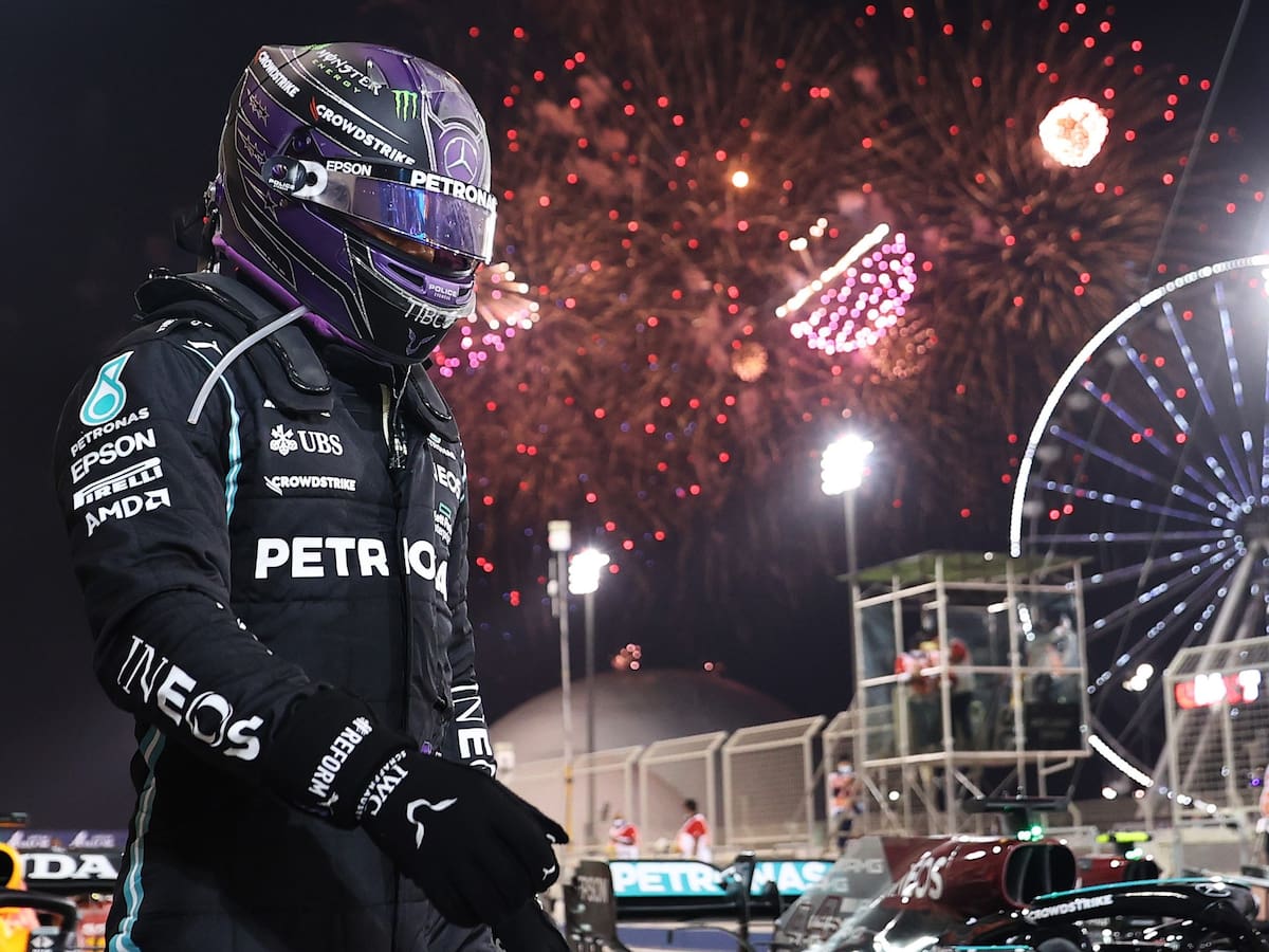 Lewis Hamilton resistió la velocidad de Max Verstappen y se quedó con el Gran Premio de Baréin