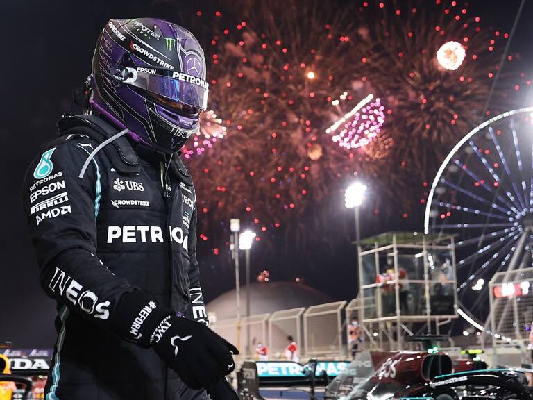 Lewis Hamilton resistió la velocidad de Max Verstappen y se quedó con el Gran Premio de Baréin