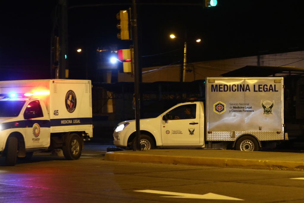 Ambulancias trasladan cuerpos de reos fallecidos en motín en cárcel de Ecuador