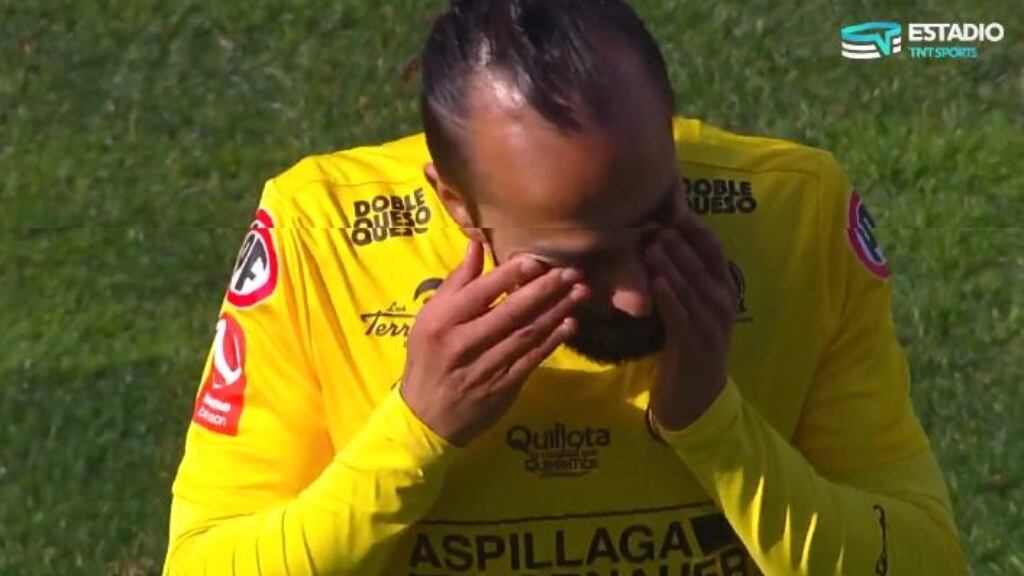 La emoción de Mathías Vidangossy en el minuto de silencio por José Sulantay