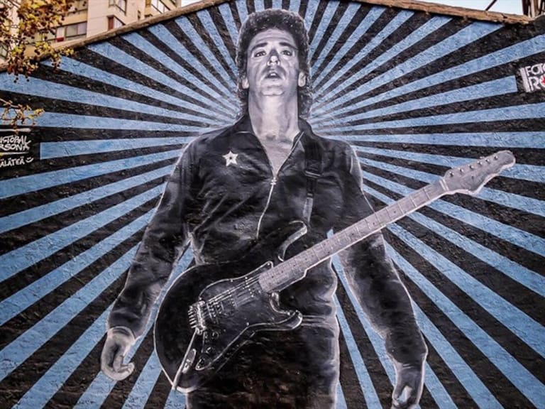 Graffiteros rayaron mural de Gustavo Cerati en el centro de Santiago