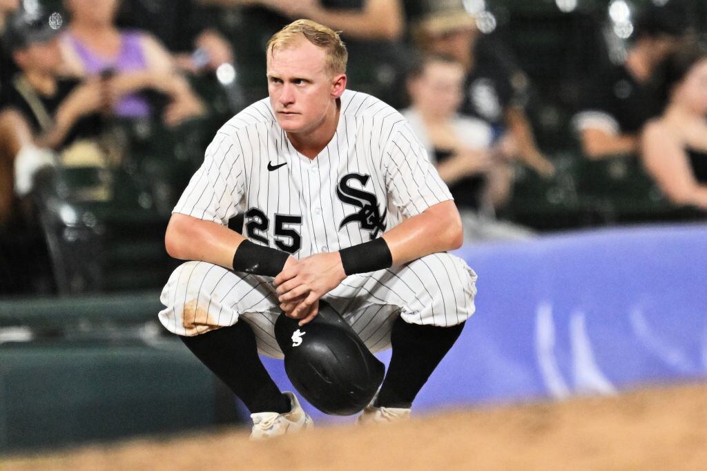 Andrew Vaughn observa el partido de béisbol ante Athletics de Oakland.