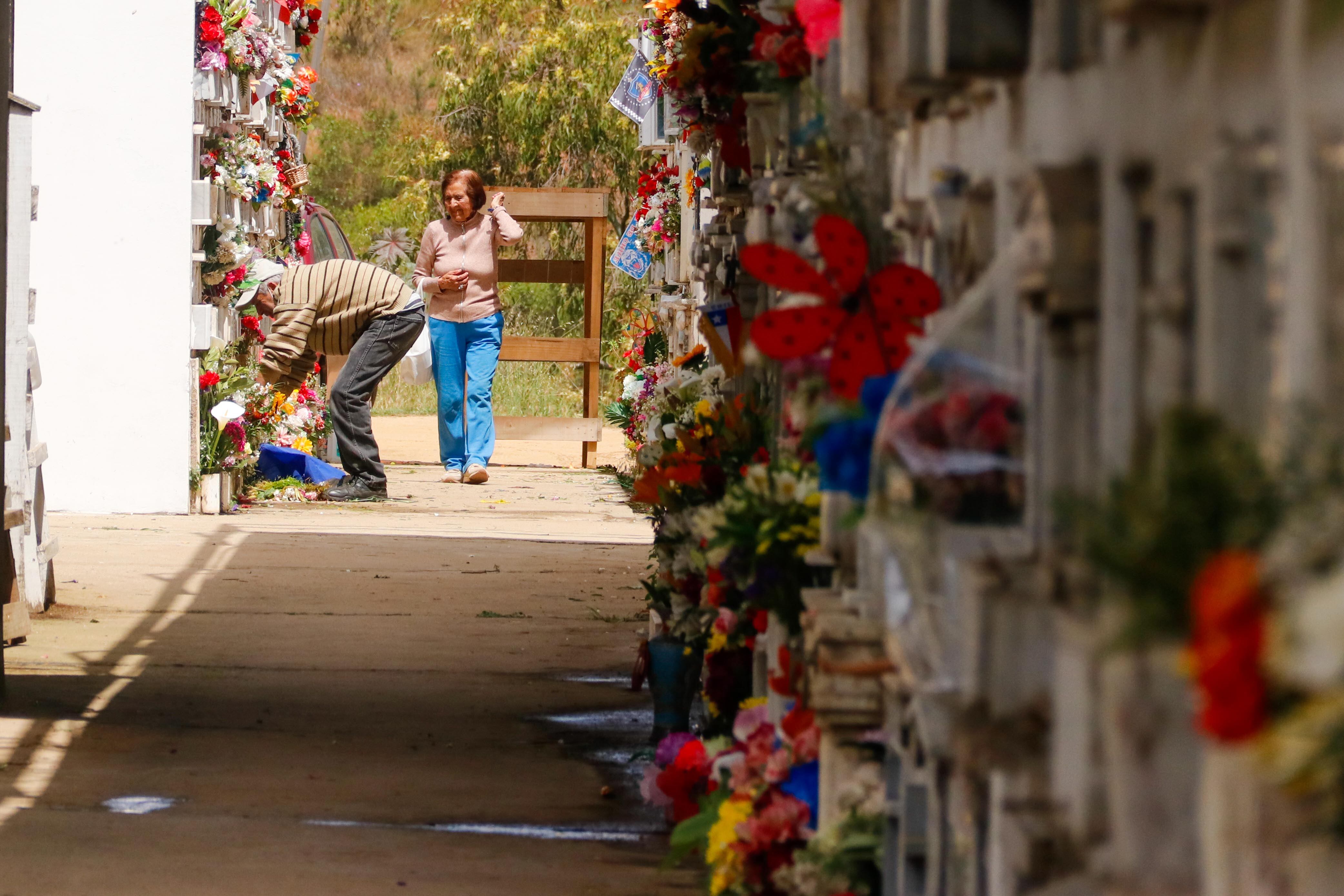 Familiares visitan a sus fallecidos en el cementerio Santa Inés.FOTO: SEBASTIAN RIOS MORALES/AGENCIAUNO