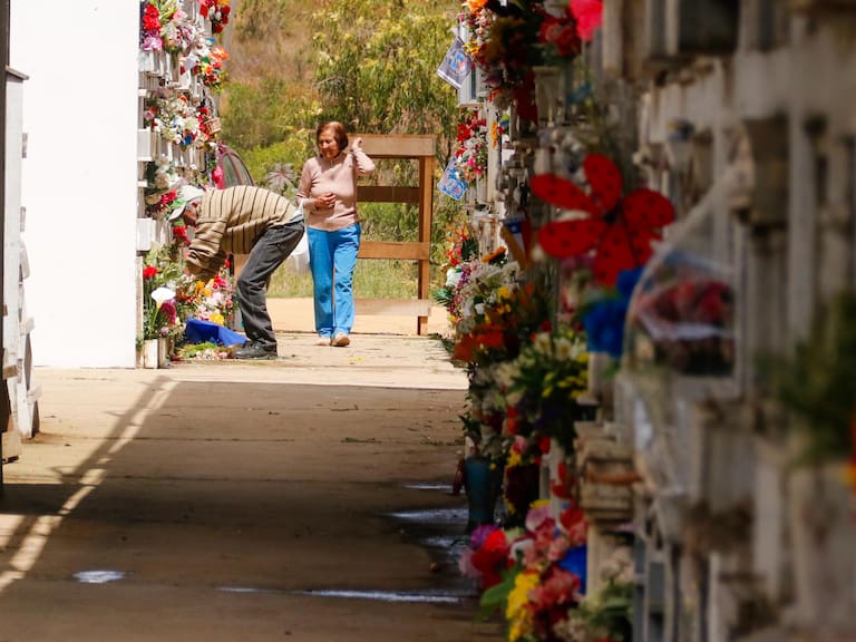 Familiares visitan a sus fallecidos en el cementerio Santa Inés.FOTO: SEBASTIAN RIOS MORALES/AGENCIAUNO