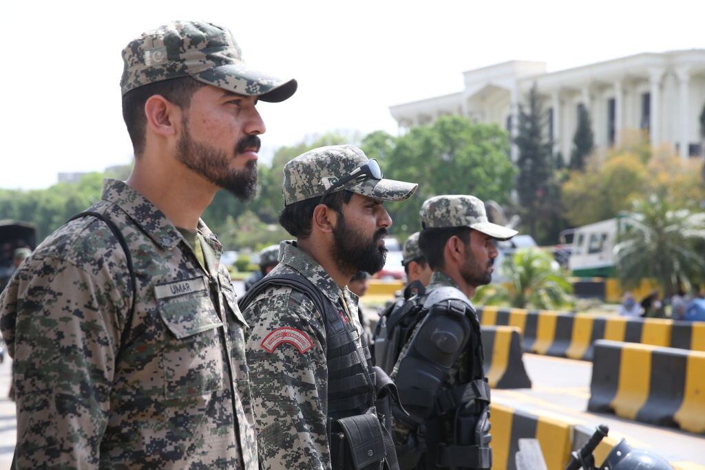 Militares de Pakistán custodian el ingreso al parlamento en Islamabad