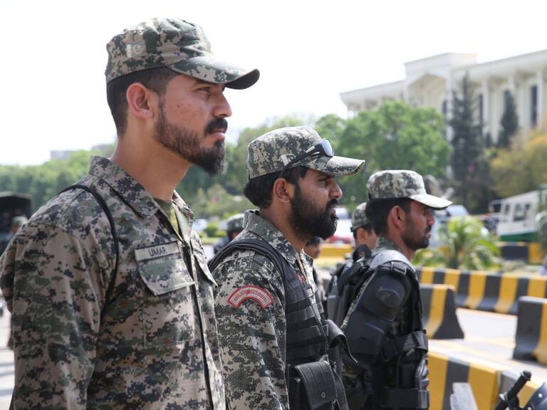 Militares de Pakistán custodian el ingreso al parlamento en Islamabad