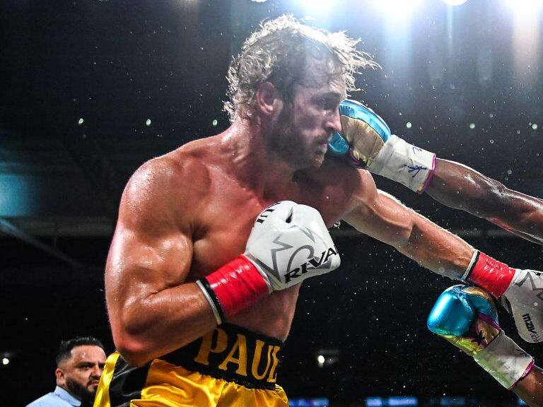 Former world welterweight king Floyd Mayweather (R) and YouTube personality Logan Paul (L) fight in an eight-round exhibition bout at Hard Rock Stadium in Miami, Florida on June 6, 2021. - Floyd Mayweather predictably dominated YouTube star Logan Paul on Sunday night in an eight round exhibition fight at Hard Rock Stadium in Miami, Florida.Mayweather, who weighed in at 155 lbs with his opponent tipping the scales at 189.5 lbs, produced a typically slick performance much to the delight of a substantial crowd at the home of the Miami Dolphins. (Photo by CHANDAN KHANNA / AFP) (Photo by CHANDAN KHANNA/AFP via Getty Images)