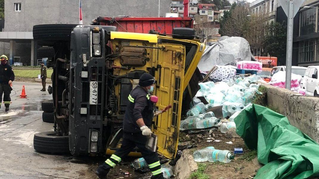 camión volcó en valparaíso
